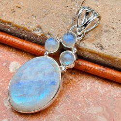 украшения из лунного камня